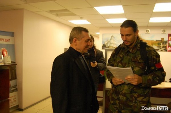 У Луцьку революціонери навідалися до «агентів Кремля». ФОТО