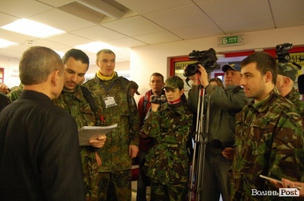 У Луцьку революціонери навідалися до «агентів Кремля». ФОТО