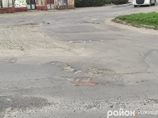 «Де дороги?»: рожищенці обвели у центрі міста кожну яму фарбою.ФОТО  