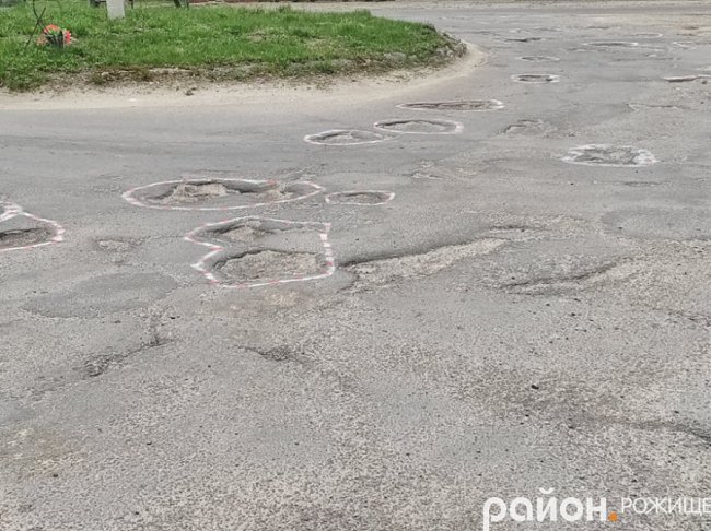 «Де дороги?»: рожищенці обвели у центрі міста кожну яму фарбою.ФОТО  