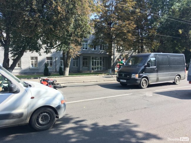 На Київському майдані у Луцьку зіткнулися бус і мотоцикліст. ФОТО