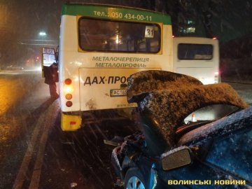 У Луцьку легковик на світлофорі влетів у маршрутку. ФОТО