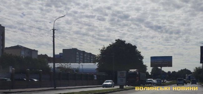 У Луцьку легковий автомобіль в'їхав у вантажівку