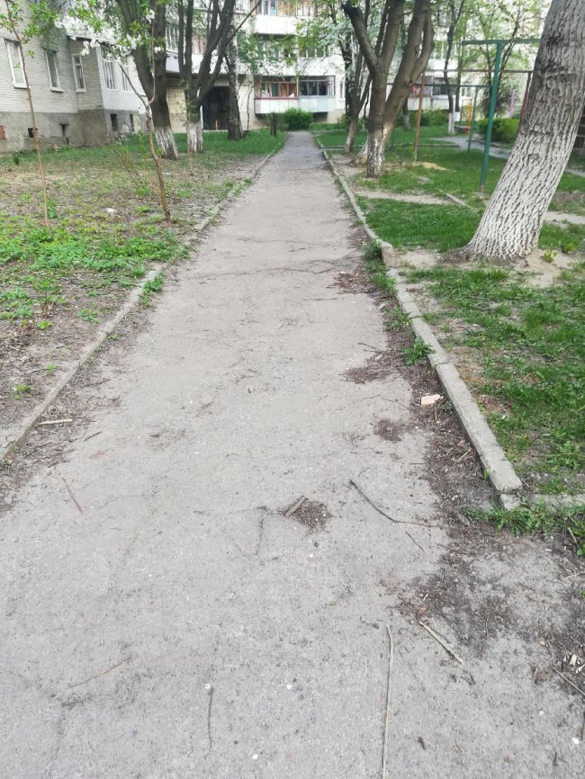 На пішохідній доріжці у Луцьку з-під асфальту стирчить металевий прут. ФОТО