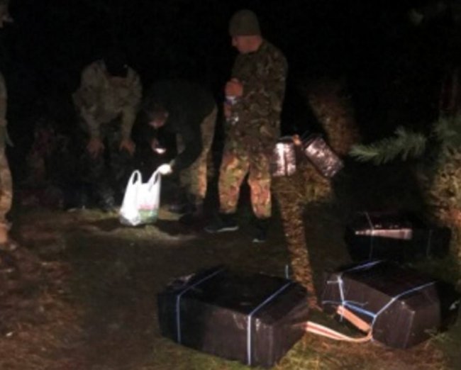 Через Волинь до Польщі човном хотіли переправити 15 ящиків сигарет. ФОТО