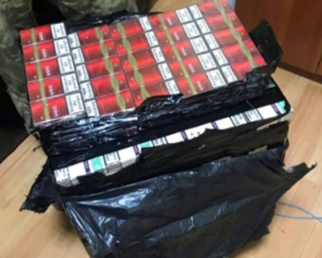 Через Волинь до Польщі човном хотіли переправити 15 ящиків сигарет. ФОТО