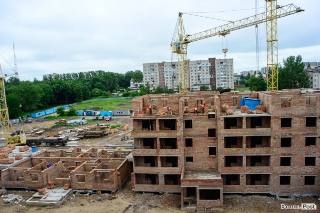 У Луцьку продовжують зводити яскраві оселі у ЖК «Caramel Residence». ФОТО*