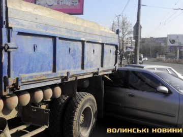 У Луцьку вантажівка комунальників в'їхала у Nissan. ФОТО