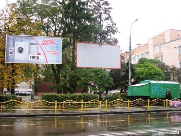 Луцьк не очистили від політичної агітації. ФОТО 