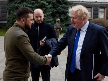 Зеленський відреагував на відставку Джонсона