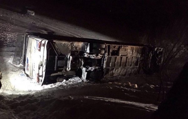 Автобус з дітьми перекинувся під Дніпром: 21 постраждалий і 1 загибла