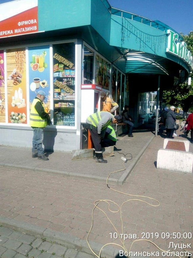 У Луцьку демонтували 15 платіжних терміналів, які колись встановили без дозволу. ФОТО