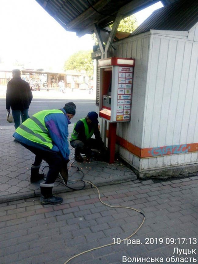 У Луцьку демонтували 15 платіжних терміналів, які колись встановили без дозволу. ФОТО