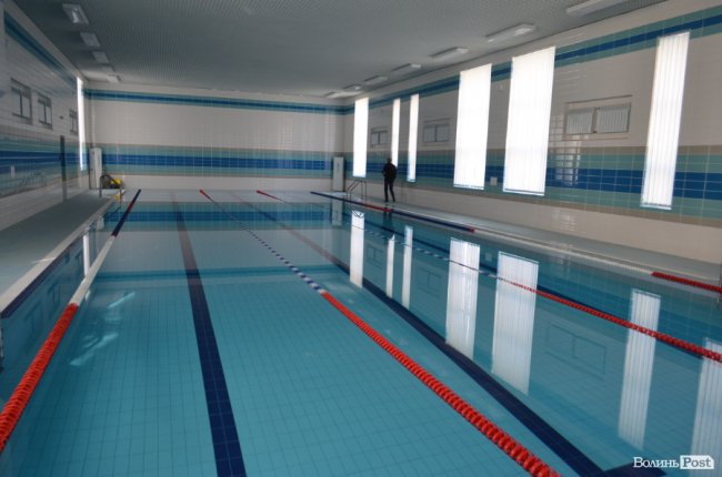 Кольорові стіни, ігрова кімната і басейн: луцька школа №27 зсередини. ФОТО