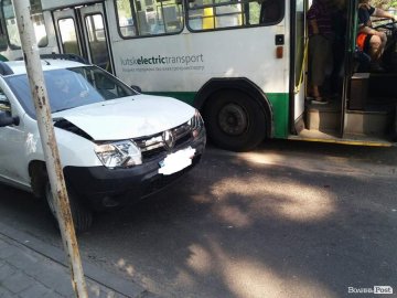 Аварія в Луцьку: погнутий капот і пом'ятий багажник