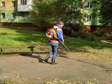 Заміна віникам: у місті на Волині двірники прибиратимуть вулиці повітродувками. ФОТО