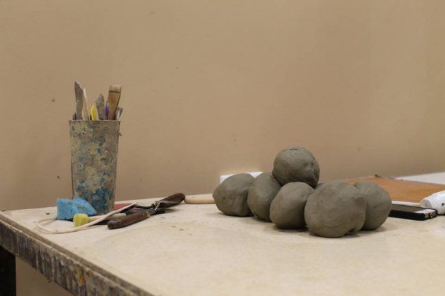 На Волині особливі діти ліпили посуд із глини