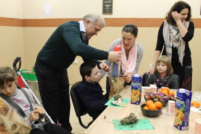 На Волині особливі діти ліпили посуд із глини