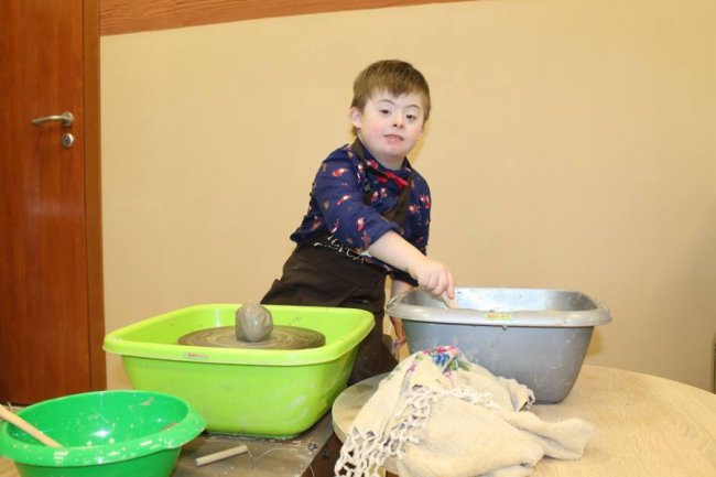 На Волині особливі діти ліпили посуд із глини