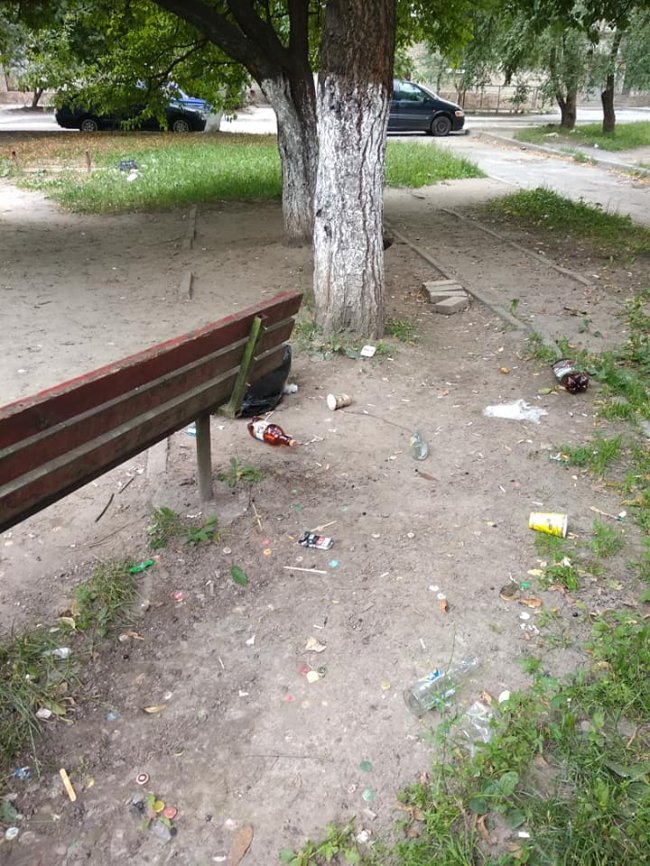 «Немає сил на це дивитися»: луцький двір засипали сміттям. ФОТО