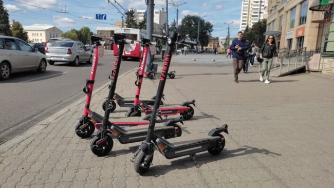 Правила для електросамокатів у Луцьку: що каже влада, поліція та власник сервісу. ВІДЕО