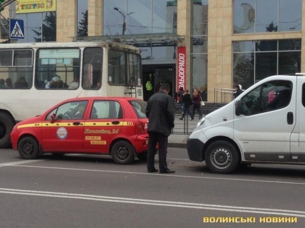 У центрі Луцька бус врізався в машину автошколи. ФОТО