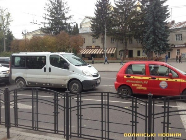 У центрі Луцька бус врізався в машину автошколи. ФОТО