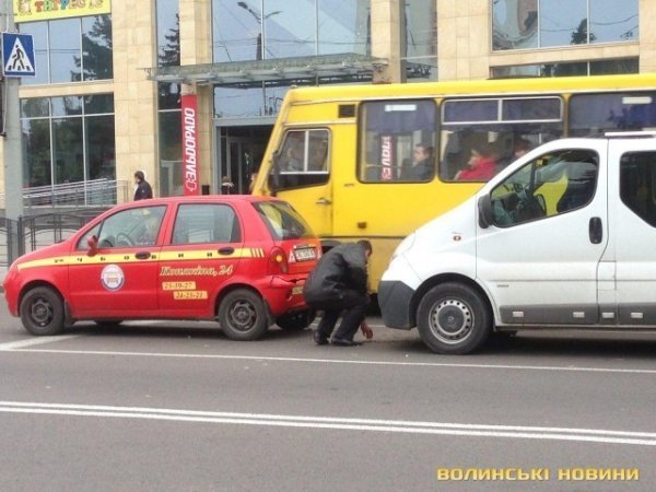 У центрі Луцька бус врізався в машину автошколи. ФОТО