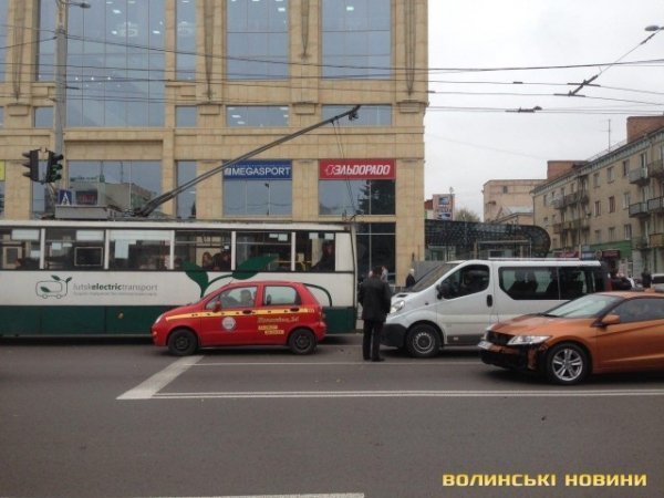 У центрі Луцька бус врізався в машину автошколи. ФОТО