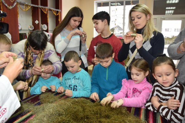 Малеча виготовляла янголят для головного луцького Дідуха