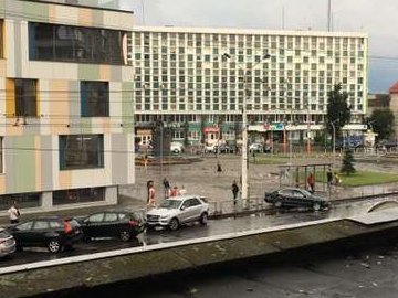 Показали відео аварії у Луцьку, коли автівка влетіла у паркан поблизу розважального центру