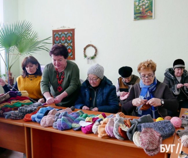 На Волині пенсіонери об'єдналися і в'яжуть шкарпетки для військових. ФОТО, ВІДЕО