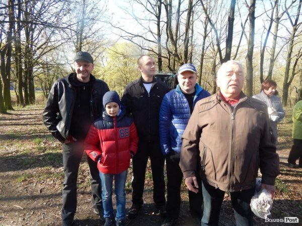У Луцьку депутати, підприємці та школярі прибирали парк у мікрорайоні ЛПЗ. ФОТО