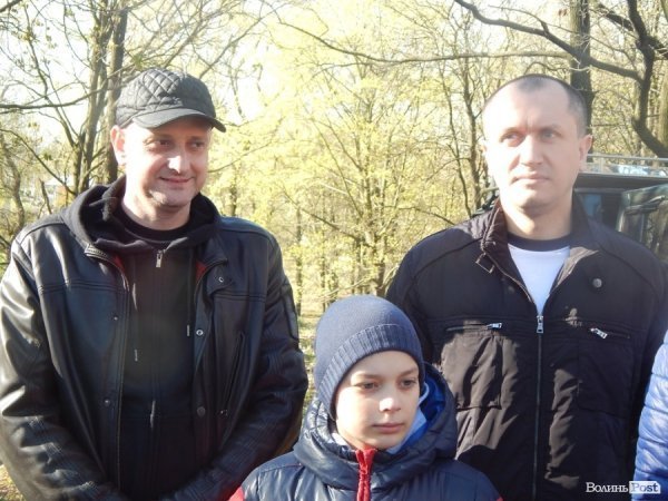 У Луцьку депутати, підприємці та школярі прибирали парк у мікрорайоні ЛПЗ. ФОТО