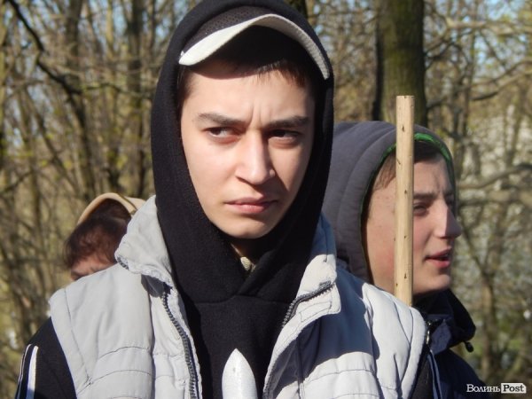 У Луцьку депутати, підприємці та школярі прибирали парк у мікрорайоні ЛПЗ. ФОТО