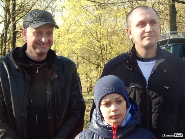 У Луцьку депутати, підприємці та школярі прибирали парк у мікрорайоні ЛПЗ. ФОТО