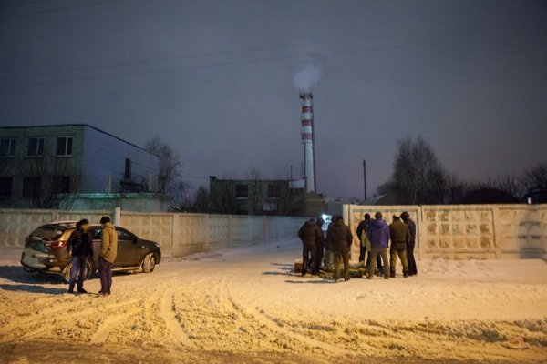 В облозі Автомайдану: у Луцьку ВВшникам заблокували виїзд з частини. ФОТО