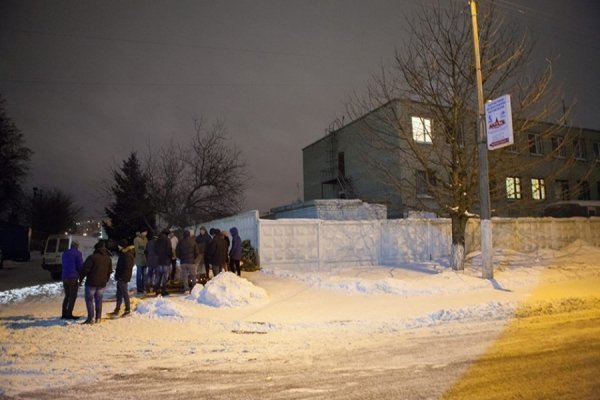 В облозі Автомайдану: у Луцьку ВВшникам заблокували виїзд з частини. ФОТО