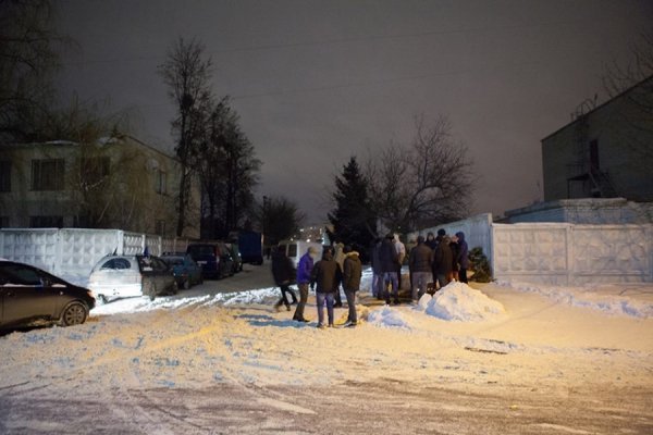 В облозі Автомайдану: у Луцьку ВВшникам заблокували виїзд з частини. ФОТО