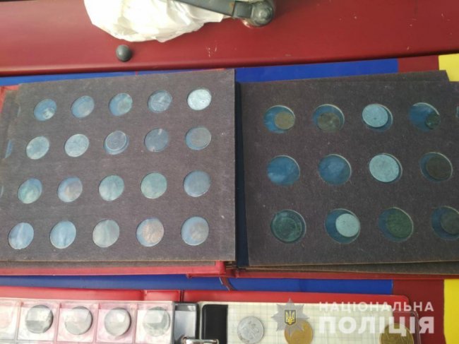 З будинку волинянина вкрали долари, євро і колекцію нагород та монет. ФОТО