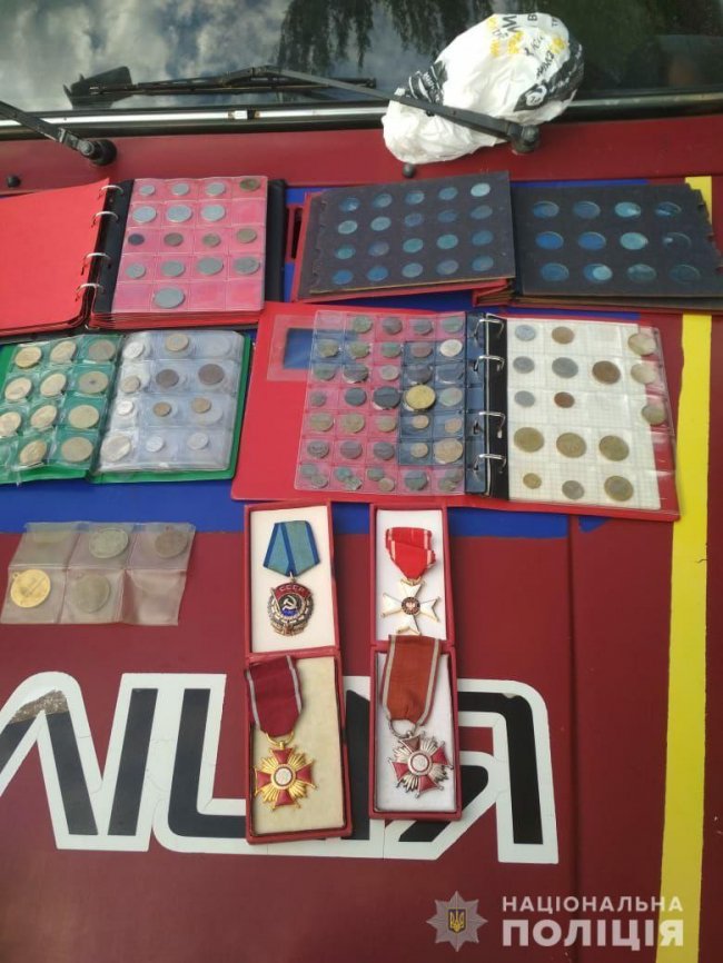 З будинку волинянина вкрали долари, євро і колекцію нагород та монет. ФОТО