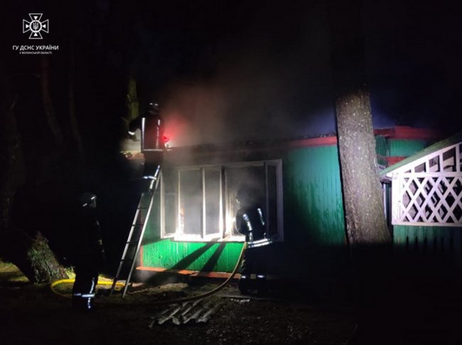 Біля озера Світязь від удару блискавки загорівся будинок