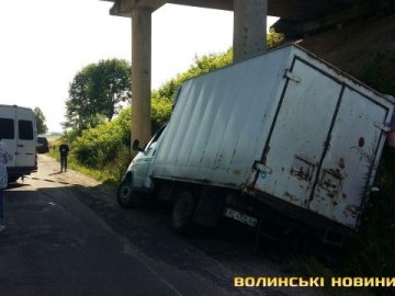 Під мостом неподалік Луцька вантажівка злетіла з траси