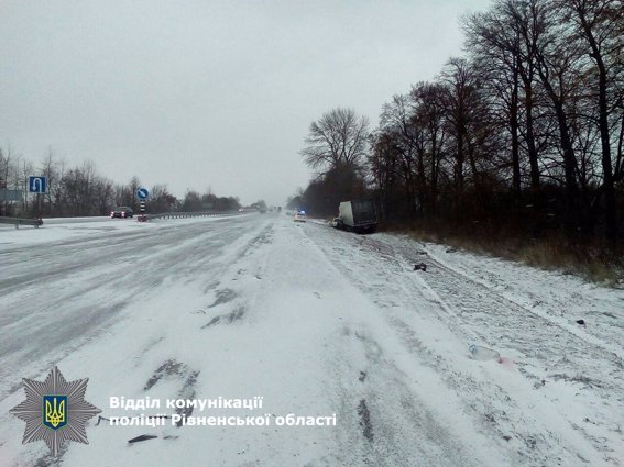 Жахлива аварія на Рівненщині: 2 осіб загинуло