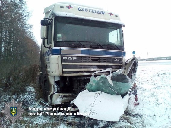 Жахлива аварія на Рівненщині: 2 осіб загинуло