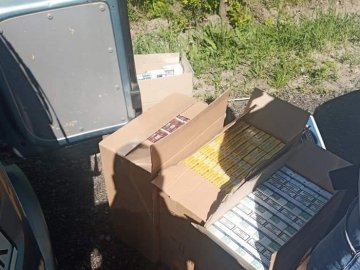 На Волині поліцейські зупинили водійку авто, яка перевозила безакцизні цигарки