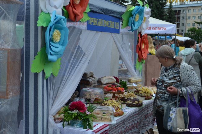 Від мініатюрних тістечок до величезних гойдалок: у центрі Луцька – свято професійної освіти. ФОТО