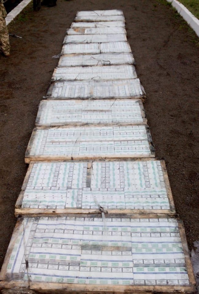 Контрабанду сигарет у поїзді на Волині знайшов собака. ФОТО