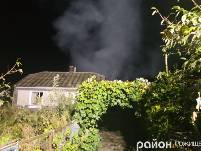 У Рожищі вночі горіли два гаражі і літня кухня. ФОТО