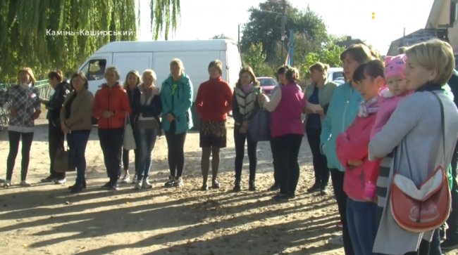 Скандальна волинська школа: батьки вийшли на акцію протесту. ВІДЕО
